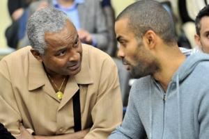 法媒：托尼-帕克父亲在家中意外去世 享年70岁